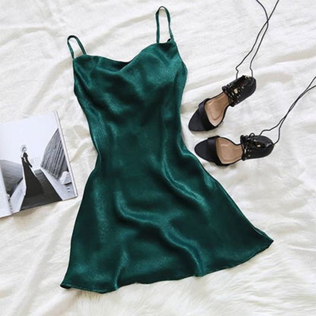 TAKING PICTURES OF YOU DRESS FOREST GREEN